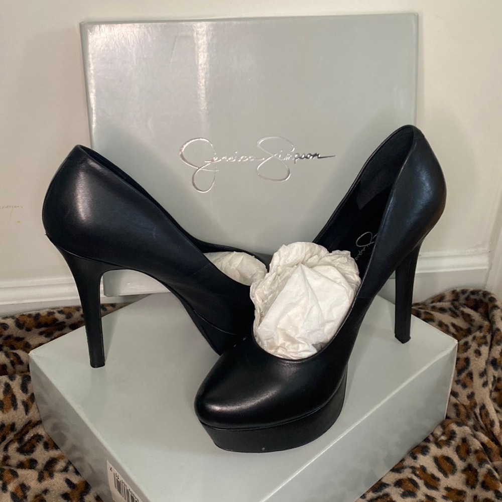 Black pumps